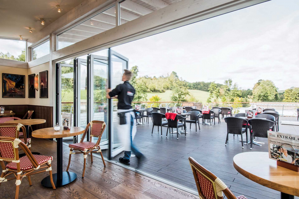 Стеклянные складные  двери Woodline Solarlux